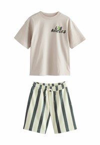Beige katoenen t-shirt met een zwarte en groene "LOS ANGELES" graphic. Witte en grijze gestreepte shorts met groene accenten en een elastische tailleband.