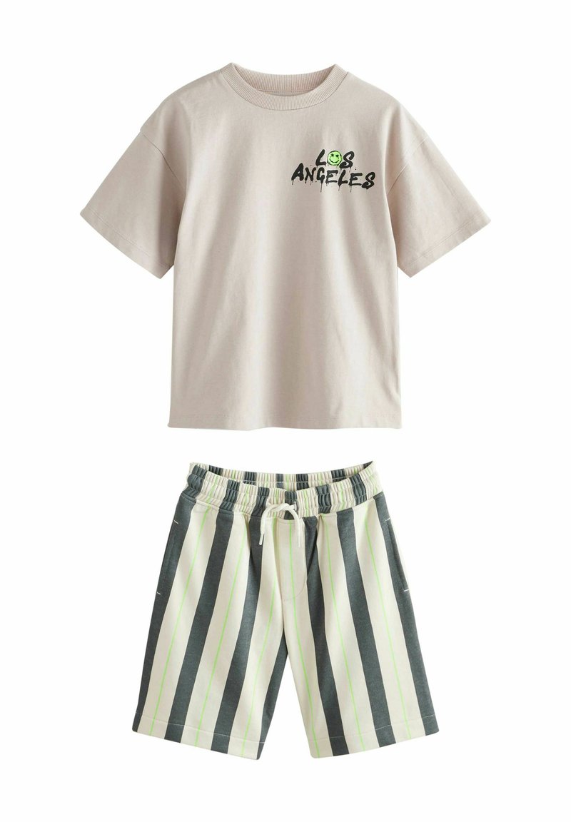 Beige katoenen t-shirt met een zwarte en groene "LOS ANGELES" graphic. Witte en grijze gestreepte shorts met groene accenten en een elastische tailleband.