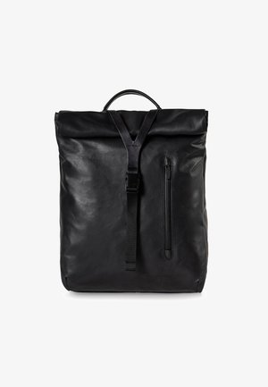 Schwarzer Rolltop-Rucksack aus glattem Leder. Mit einer Front-Reißverschlusstasche, verstellbaren Riemen und einem Tragegriff an der Oberseite.