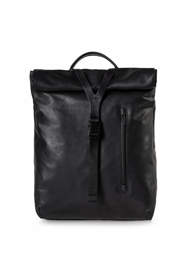 Zaino roll-top nero realizzato in pelle liscia. Caratterizzato da una tasca frontale con zip, spallacci regolabili e una maniglia superiore per il trasporto.