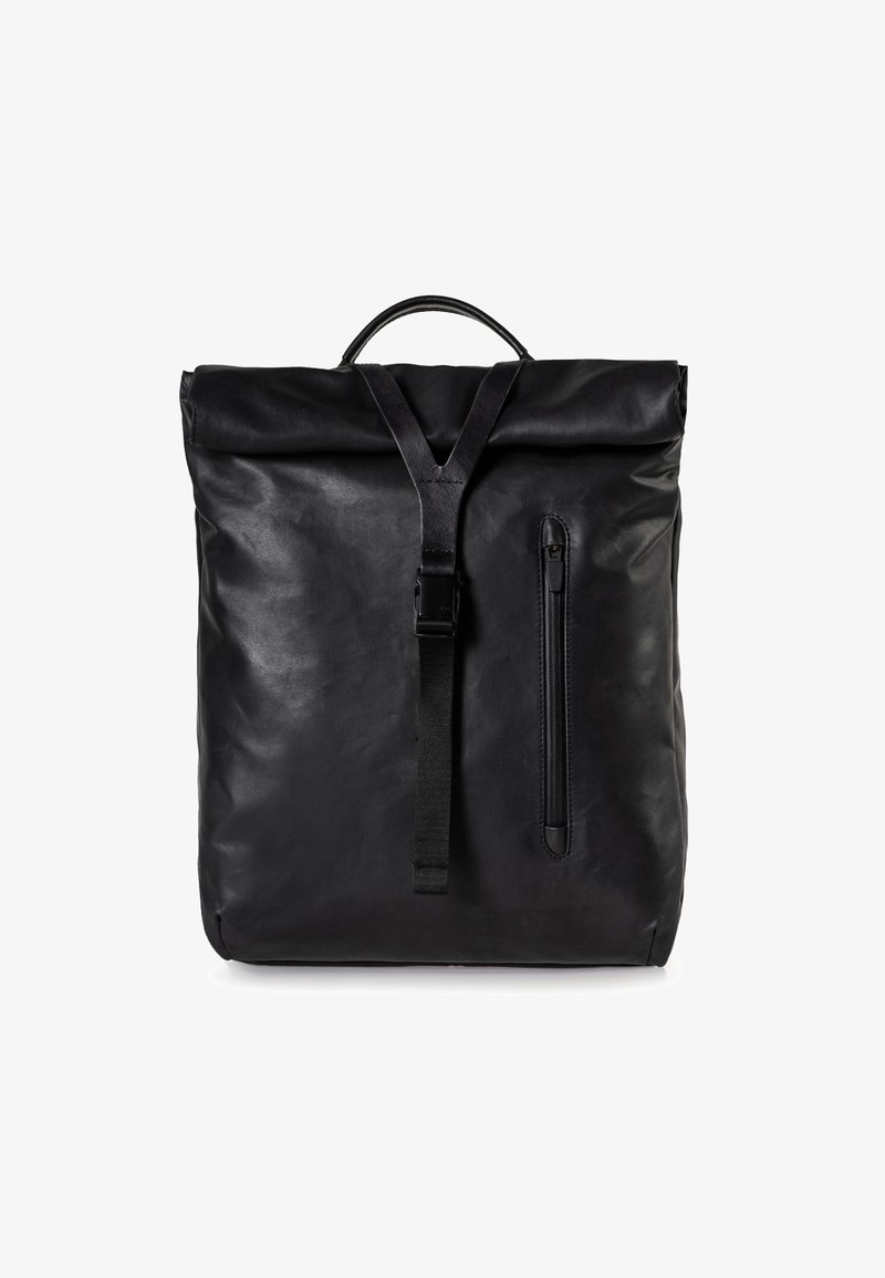 Zaino roll-top nero realizzato in pelle liscia. Caratterizzato da una tasca frontale con zip, spallacci regolabili e una maniglia superiore per il trasporto.