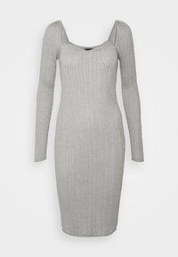 Vestido de malha prateada com riscas, de mangas longas e decote quadrado, apresentando uma silhueta ajustada e uma textura suave.