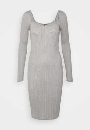 Vestido de malha prateada com riscas, de mangas longas e decote quadrado, apresentando uma silhueta ajustada e uma textura suave.