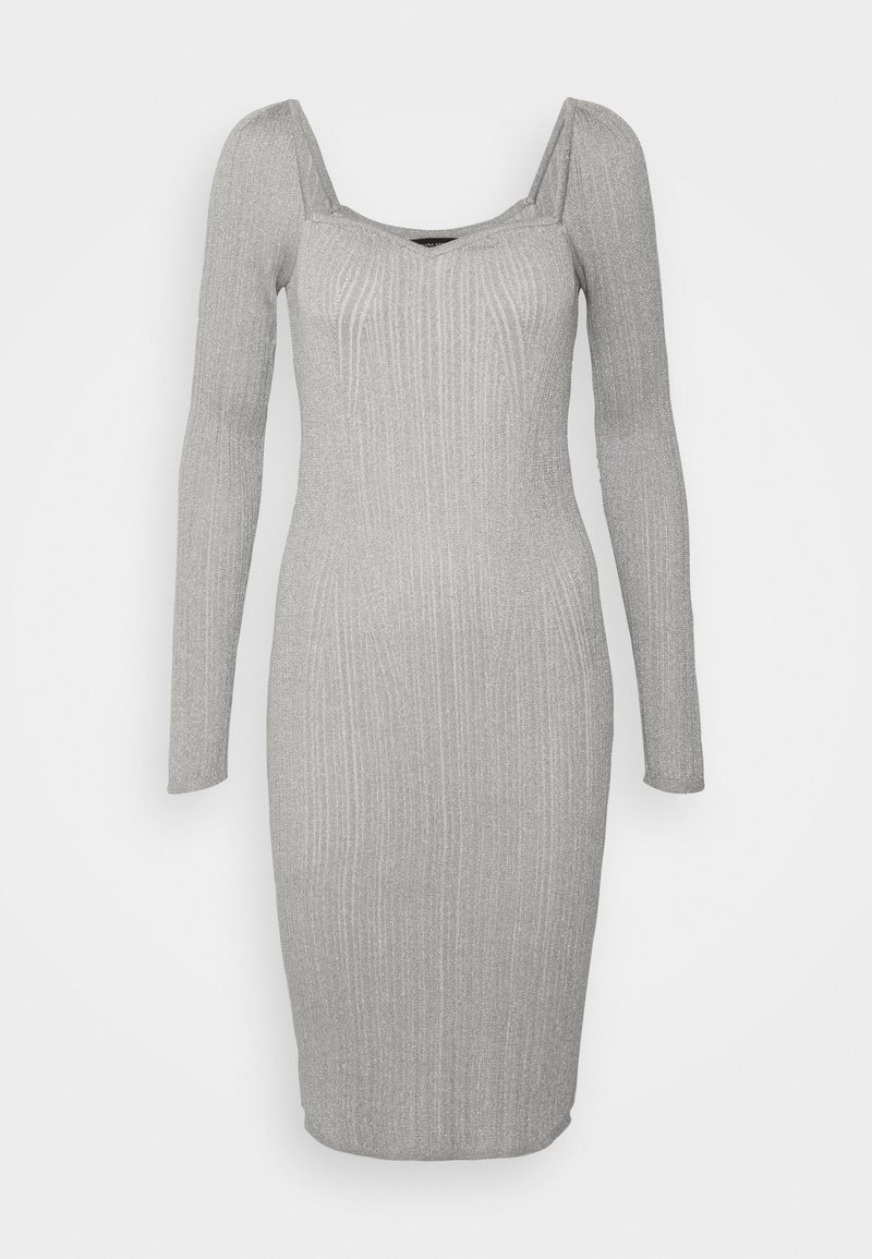 Vestido de malha prateada com riscas, de mangas longas e decote quadrado, apresentando uma silhueta ajustada e uma textura suave.