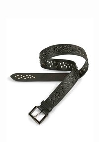 Cinturón de cuero negro con recortes circulares y detalles de remaches a lo largo de la correa; cuenta con una hebilla metálica rectangular.