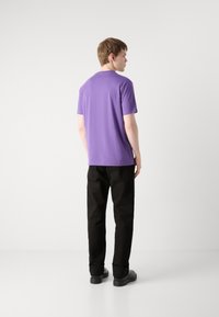 BOSS TEE - Paprasti marškinėliai - dark purple