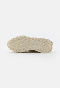 adidas Originals RETROPY E5 WRP UNISEX - Tenisky - magic beige/off white/sand strata
