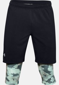 Czarne spodenki sportowe z elastycznym pasem, z zielonymi legginsami kompresyjnymi w kamuflażu pod spodem. Wytrzymały, lekki materiał.
