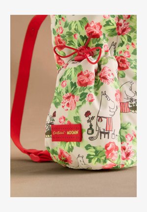 Moomin-thema rugzak met een bloemenpatroon in groen, roze en rood. Voorzien van een rode schouderband en een merklabel, met speelse illustraties.