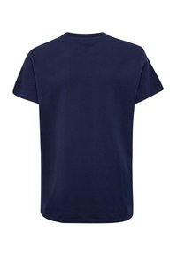 Tricou din bumbac de culoare bleu marin, cu mâneci scurte, decolteu rotund și o croială lejeră. Textură netedă, fără modele sau ornamente vizibile.