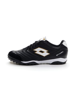 Scarpa da calcio bianca e nera con suola texturizzata, logo bianco sul lato, design con lacci e testo "STADIO" vicino al tallone.