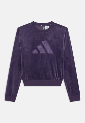 Sweatshirt en velours violet avec un col ras du cou, des manches longues et un logo Adidas ton sur ton sur le devant. Texture douce avec des poignets élastiques.