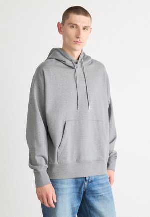Grijze katoenen hoodie met een voorzak en een capuchon met trekkoord. Heeft een relaxte pasvorm met ribgebreide boorden en een subtiele logo op de borst.
