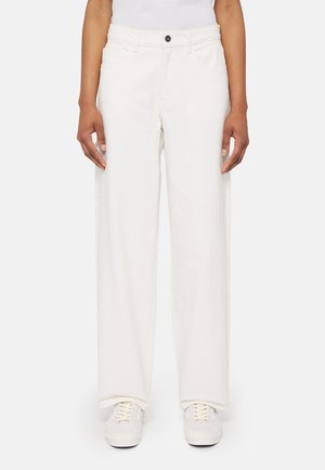 Pantaloni in cotone bianchi a gamba larga con chiusura a bottone, tasche frontali e una texture liscia, abbinati a sneaker bianche.