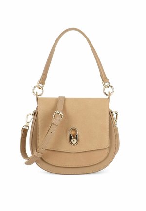 Beige suede schoudertas met een gebogen vorm, gouden hardware en een klep met een decoratieve knopen detail. Inclusief een verstelbare schouderband.