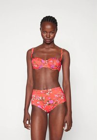 Svetlo rdeč komplet bikini z rožnim vzorcem, ki vključuje balčetno zgornji del in hlačke z visokim pasom, narejen iz gladkega, raztegljivega materiala.