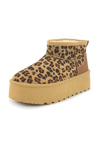 Leopardprint enkelboot met beige en bruin suède, faux fur voering, dikke beige plateauzool en gestikte accenten.
