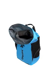 Sac à dos imperméable bleu avec un côté en mesh, fermeture à cordon, grand intérieur, accents noirs et logo de la marque à l'avant.