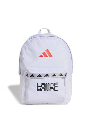 Weißer Rucksack mit rotem Adidas-Logo oben, Fronttasche mit schwarzem Adidas-Logo-Druck und stilisiertem schwarzem Text sowie weißem Griff oben.
