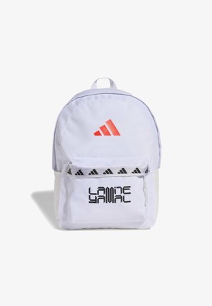 Hvid rygsæk med rødt Adidas-logo på toppen, forlomme med sort Adidas-logotryk og stiliseret sort tekst samt hvidt håndtag øverst.