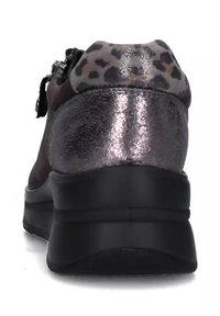 Sneaker marroni con riflesso metallico, dettagli in stampa leopardata e una suola nera spessa. Presentano cerniere e una superficie testurizzata.