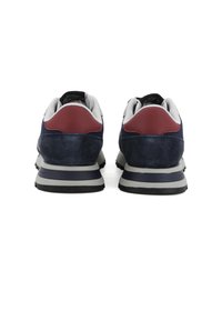 Sneaker navy e bordeaux realizzato in materiale scamosciato e rete, punta rotonda, colletto imbottito e suola in gomma grigia con accenti neri.