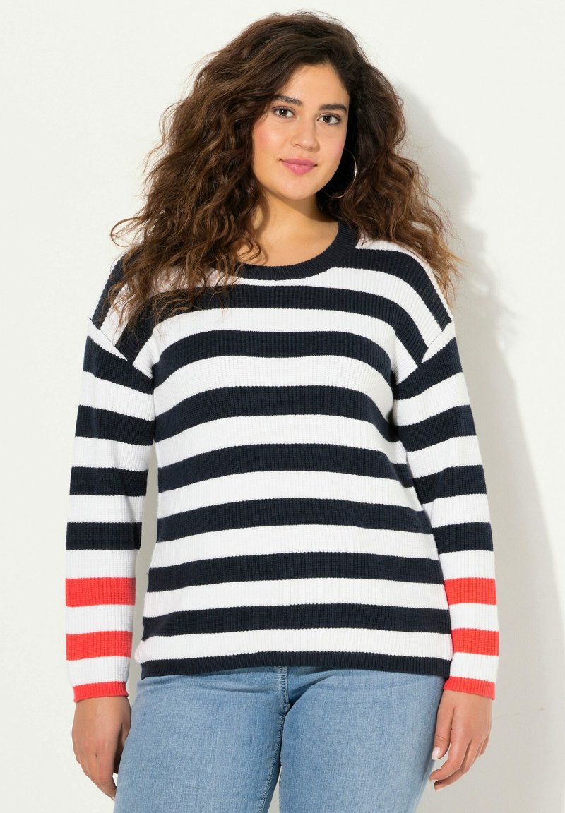 Gestreifter Pullover in Marineblau, Weiß und Koralle. Verfügt über eine gerippte Textur, einen runden Halsausschnitt und lange Ärmel mit kontrastierendem Streifendetail.