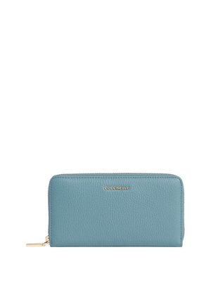 Portafoglio in pelle blu con finitura texturizzata, chiusura con zip e hardware in tonalità oro. Presenta un logo del marchio impresso sul fronte.