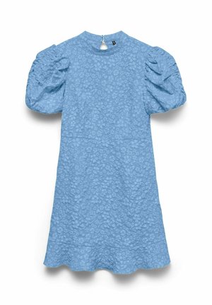 Svijetloplava haljina do koljena s istaknutim cvjetnim uzorkom, kratkim napuhanih rukava, visokim ovratnikom i zatvaranjem na gumb iznad izreza na leđima.