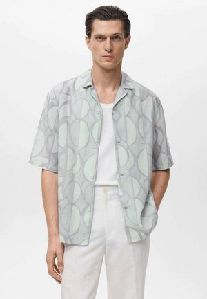 Camicia a maniche corte di colore verde chiaro e grigio con motivi circolari, realizzata in un tessuto leggero, con chiusura a bottoni e colletto aperto.