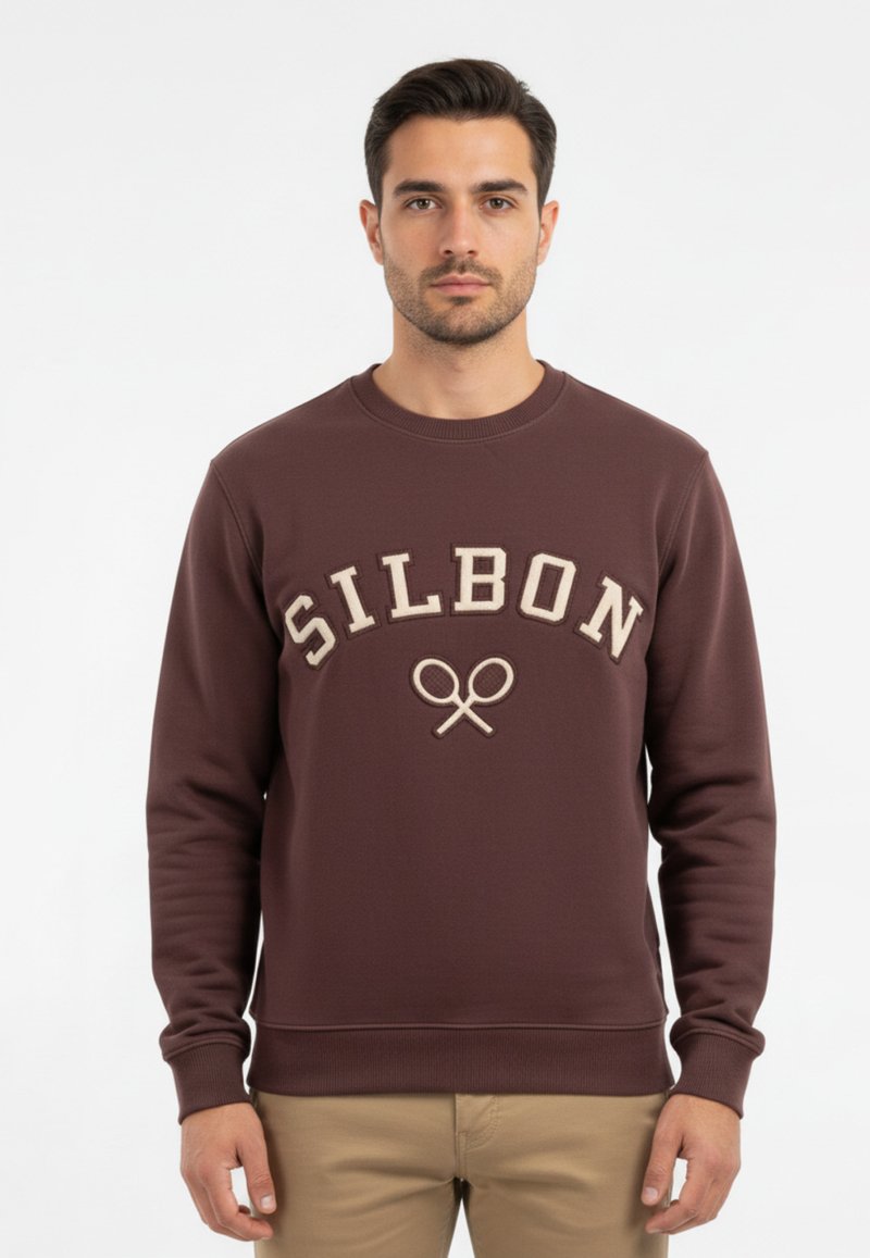 Sudadera marrón con bordado en beige de "SILBON" y diseño de raqueta de tenis. Presenta puños y dobladillo de canalé, fabricada en un suave tejido texturizado.