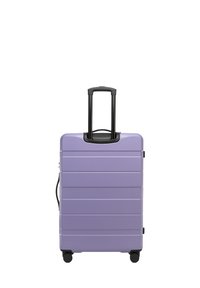 Valigia rigida di colore lavanda con righe verticali, manico telescopico nero, quattro ruote e una maniglia laterale per un trasporto facile.