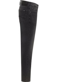 Schwarze Denim-Jeans mit schmaler Passform. Merkmale sind eine Gesäßtasche mit Ziernähten und ein schwarzes Lederpatch mit Markenzeichen am Bund.