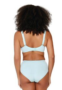Top de bikini bandeau azul claro con tirantes ajustables y una parte inferior de cintura alta a juego, con una textura suave y detalles de diseño mínimos.