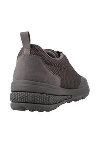 Scarpa sportiva grigia con tomaia in rete e dettagli in suede, dotata di suola in gomma testurizzata e linguetta sul tallone per una facile calzata.