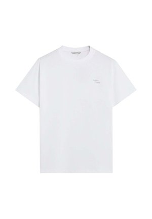 Camiseta blanca de algodón con mangas cortas y cuello redondo. Logo sutil de la marca en gris claro en el área del pecho izquierdo.