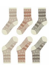 Sechs Paar Socken mit cremefarbenem Grund und gemusterten Designs in Braun- und Rosttönen. Die Muster umfassen geometrische Formen und Streifen.