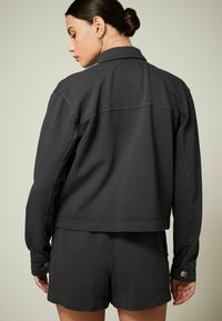 Next TEXTURED UP - REGULAR FIT - Skraistė  - black