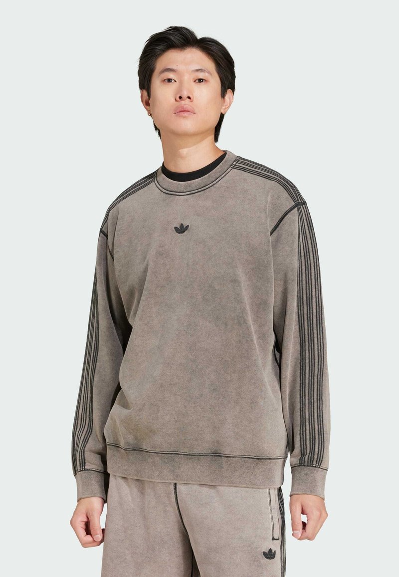 Grå texturerad sweatshirt med rund hals, långa ärmar och tre svarta ränder på varje axel, samt en liten logotyp på bröstet.