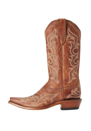 Stivale da cowboy in pelle marrone con cuciture chiare e intricate e tacco basso impilato, visto dal lato sinistro su sfondo bianco.