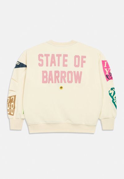 Kreem sweatshirt, mille "STATE OF BARROW" roosa värviga seljal, värvilised plaastrid varrukatel ja väike kollane käpajälg teksti all.