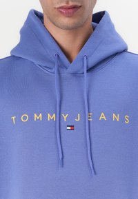Tommy Jeans LINEAR LOGO HOODIE - Sweatshirt - soft sapphire