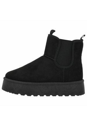 Sort ruskind ankelstøvle med tyk platformsål, elastisk sidepanel og trækkolber foran og bagpå.