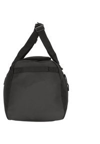 Bolso negro con un diseño acolchado y estructurado, que cuenta con correas de hombro ajustables, un asa superior y un cierre de cremallera en el compartimento principal.