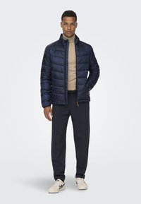 Only & Sons ONSCARVEN QUILTED PUFFER - Lett jakke - dark navy