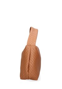 Sac en cuir tissé marron avec un corps plat et large et une seule anse texturée. Le sac présente une forme rectangulaire et des coutures subtiles.