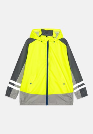 Visoko vidna dežna jakna v svetlo rumeni barvi z sivo akcenti. Opremljena je s kapuco, zadrgo in odsevnimi črtami na rokavih.