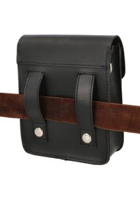 Czarna skórzana saszetka przymocowana do brązowego zamszowego pasa za pomocą dwóch przeszytych pętelek zamocowanych srebrnymi nitami.