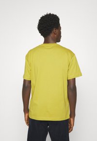 Calvin Klein HERO LOGO COMFORT - Apdrukāts T-krekls - tuscan olive