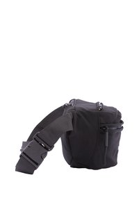 Borsa a spalla in tessuto nero con forma cilindrica, tracolla regolabile, tasca frontale con zip e design minimalista.